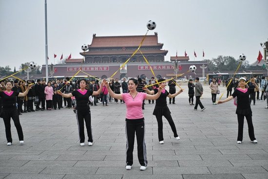 大媽天安門前跳廣場(chǎng)舞 3分鐘后被工作人員叫停 大媽天安門前跳廣場(chǎng)舞 3分鐘后被工作人員叫停