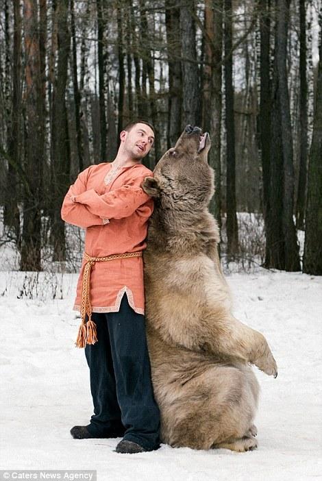 “明星”棕熊與性感女模擺拍 盡顯紳士風度 “明星”棕熊與性感女模擺拍 盡顯紳士風度