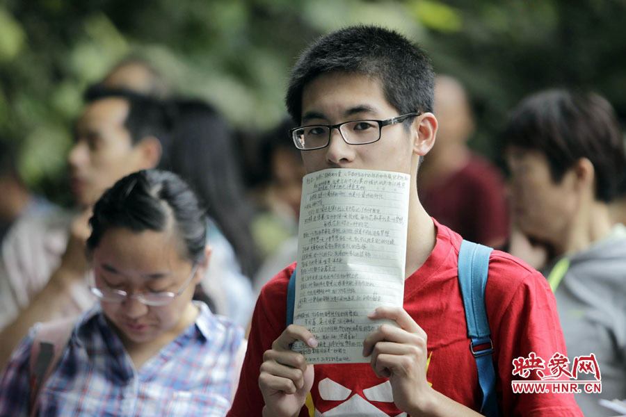 鄭州回中考點，等候入場的考生