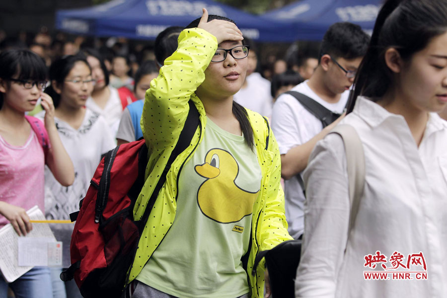 鄭州回中考點，考生輕松入場。