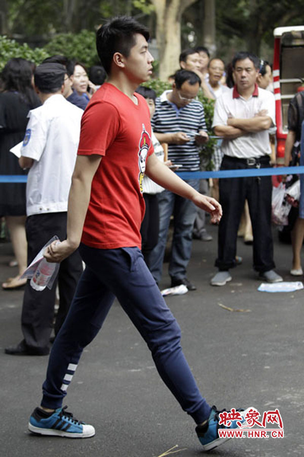 鄭州回中考點，考生自信入場。