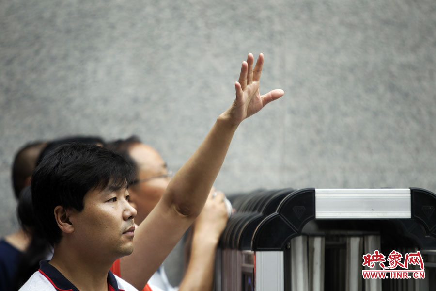 6月7日，鄭州回中考點?！昂?，我在這兒！”一名家長招呼自己的孩子