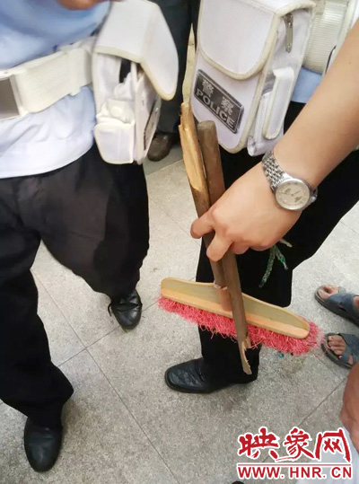 老太從環(huán)衛(wèi)工手中奪過掃帚，用腳踩斷，用力向環(huán)衛(wèi)工人的手上和腿上敲去。