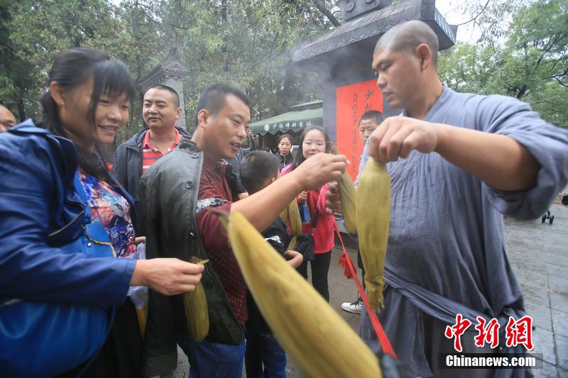 少林禪耕農(nóng)場迎來秋收 免費煮玉米送游客 少林禪耕農(nóng)場迎來秋收 免費煮玉米送游客