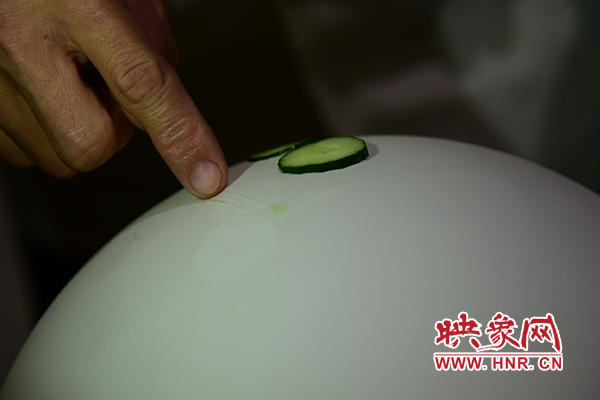 在面團(tuán)氣球上切菜。