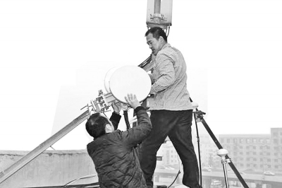 執(zhí)法人員在拆除非法無(wú)線電設(shè)備 執(zhí)法人員在拆除非法無(wú)線電設(shè)備