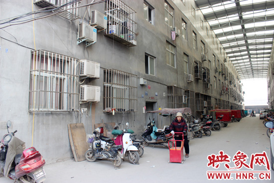 三棟居民樓沒(méi)有任何手續(xù)，沒(méi)有房產(chǎn)證，售價(jià)超級(jí)低。