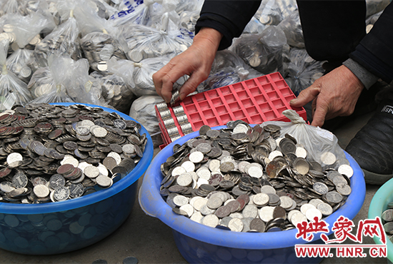 這筆“巨資”大部分已被員工清點好，都是1元硬幣，每500元用一小袋裝起來。