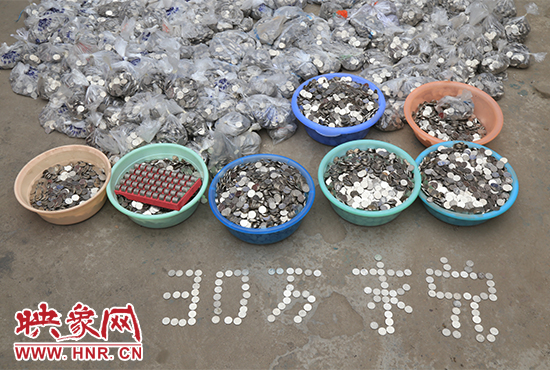 據負責清點“巨資”的張大爺介紹，這筆“巨資”積攢了兩個月左右，有30萬左右，重達3000多斤。