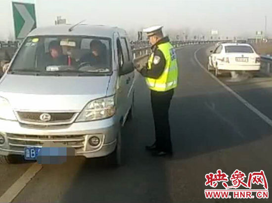 2月3日，一名男子因錯(cuò)過(guò)了路口不顧自身安全竟然在高速上逆行，被焦作高速交警逮個(gè)正著。