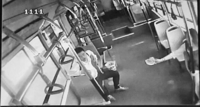 小情侶公交車上旁若無人吃西瓜，弄臟車廂環(huán)境引不滿。