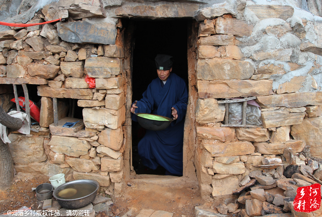 老崔走投無路中，跟著一個在嵩山后山修行的道士上了山，找了個半山腰前人堆砌出來的石屋安身。