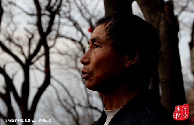 不過老崔對鄰居卻有著十分的不屑，平日里他們的生活，主要是自己種植的蔬菜和野菜，偶爾有山下香客的供奉。而鄰居卻經(jīng)常揀一些驢友丟棄的物品，飲料瓶，塑料紙，或者其它的物品。