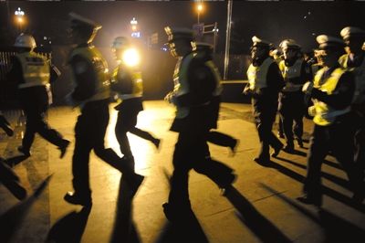 ▲涼山警方連夜出擊打拐。本報記者歐陽曉菲攝