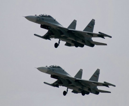 資料圖：解放軍蘇-30戰(zhàn)機(jī)編隊(duì)飛行。