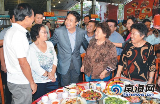 1月1日，省委書記、省人大常委會主任羅保銘在三亞調(diào)研。圖為在三亞春園海鮮大排檔，羅保銘來到用餐的游客中間，了解他們在三亞的旅游感受，并認(rèn)真聽取大家的意見和建議。本報記者 王凱 攝