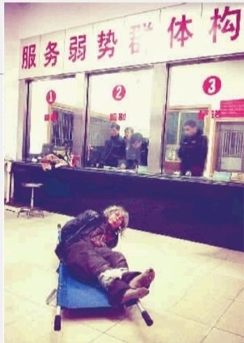 1月7日23點(diǎn)50分，長沙市救助管理站大廳，一名老年流浪者躺在擔(dān)架上，無助地看著記者。