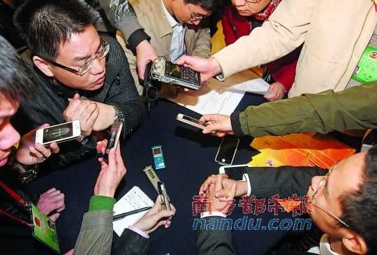 咨詢問政會上，記者的錄音設備遍布臺面。南都記者 馮宙鋒 攝