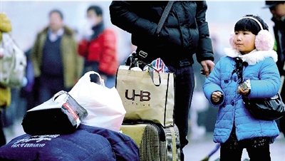 昨天上午，一名隨家長回老家的小女孩在等候進站。