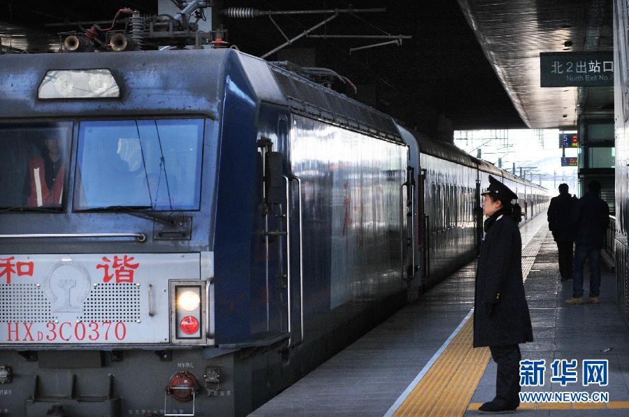 鐵路春運(yùn)15天發(fā)送旅客超8000萬 客流相對平緩 鐵路春運(yùn)15天發(fā)送旅客超8000萬 客流相對平緩