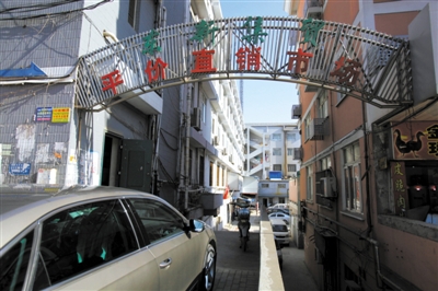 昨日，從事活禽宰殺的許某確認為感染H7N9禽流感確診病例，其所工作的南京江寧區(qū)東新農(nóng)貿(mào)市場仍正常營業(yè)