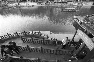 16日，湖南省長沙市，連日來，鳳凰景區(qū)游客稀少，商戶收入減少。