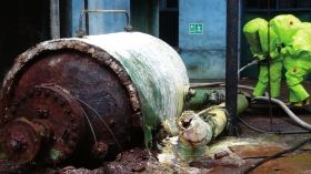 5月19日，中鹽湖南株洲化工集團(tuán)有限公司廠區(qū)，消防戰(zhàn)士穿著重型防化服對(duì)泄漏點(diǎn)及周?chē)M(jìn)行處置。圖/讀者高先生