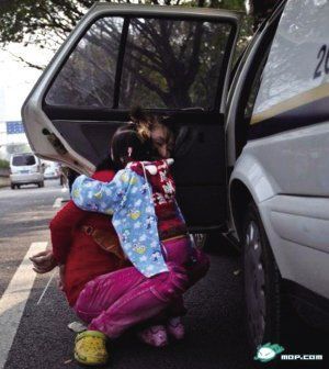 女兒小欣欣哭著去抱媽媽 女兒小欣欣哭著去抱媽媽