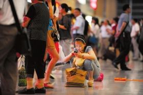 5月26日，武廣高鐵長沙南站，因?yàn)楦哞F設(shè)備故障，滯留了大量旅客。圖/記者李坤