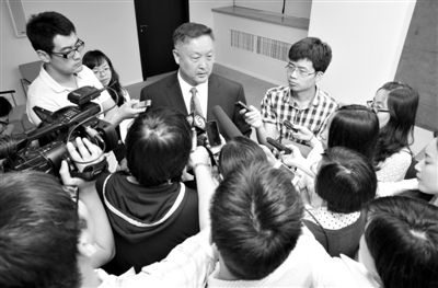 6月5日，商務(wù)部新聞辦公室召開“中歐光伏產(chǎn)品貿(mào)易摩擦”專題發(fā)布會。發(fā)布會結(jié)束后，中國機電產(chǎn)品進(jìn)出口商會會長張鈺晶接受記者采訪。新京報記者