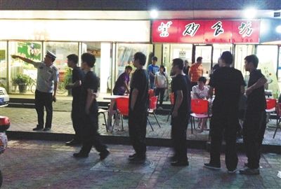 6月13日晚10點，朝陽區(qū)國美第一城附近，一名城管隊員帶領(lǐng)一隊協(xié)管例行巡查街邊大排檔。新京報記者 尹亞飛 攝