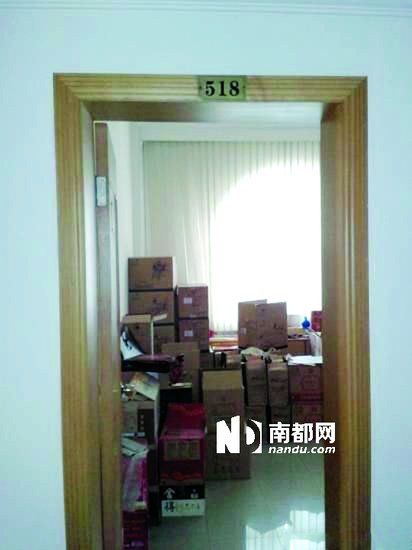 　江蘇靖江市工商局餐廳倉(cāng)庫(kù)里被爆堆滿了高檔酒。