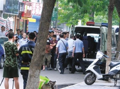 女童安全獲救后，嫌疑人被制服并由民警押出餐館。新華社發(fā)