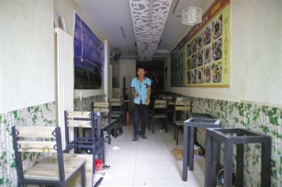 發(fā)生女童劫持事件的面館，事后現(xiàn)場一片狼藉。新京報記者 周崗峰 攝