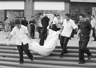 昨日,朝陽區(qū)青年路大悅城東側(cè),一男子持刀行兇致兩人死亡。經(jīng)初步審查,嫌疑人自稱孝某(男,27歲,山東省沂水縣人),有精神病。目前,北京警方正聯(lián)系兩名受害人的親友。新華社發(fā)