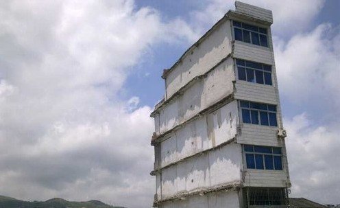 溫州“片片樓”佇立3年 斷水?dāng)嚯姂?hù)主打井生活 溫州“片片樓”佇立3年 斷水?dāng)嚯姂?hù)主打井生活