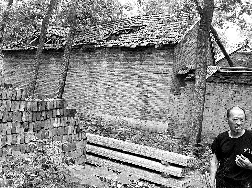 嫌疑人父母時常外出反映問題，家里的房子已破爛不堪。