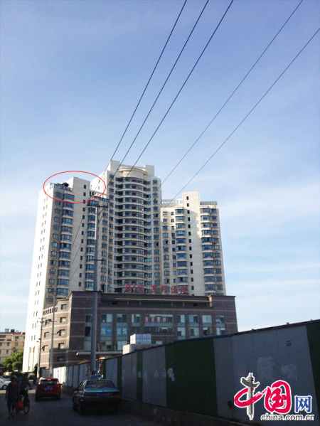 2013年8月14日，江蘇蘇州蘇州市三香大廈高樓18層樓頂東側(cè)陽臺(tái)上的“蘇州園林”式別墅，兩座涼亭和兩道回廊，飛檐翹角，一派蘇州園林的氣勢(shì)。中國網(wǎng)圖片庫李俊鋒攝影