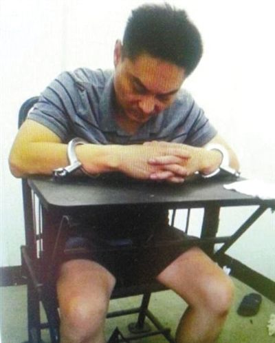 韓磊被控制時接受警方訊問。本組圖片為視頻截圖