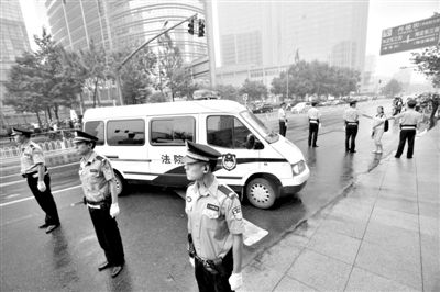 　　昨日早上,押解李某某的車隊(duì)開進(jìn)法院。當(dāng)日,李某某等5人涉嫌強(qiáng)奸案在海淀法院不公開審理。本版攝影/新京報(bào)記者 王貴彬