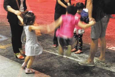 2012年8月1日晚，北京兒童醫(yī)院，三個來自廊坊的小女孩在玩耍，她們都被幼兒園老板性侵害。本版攝影/新京報記者 尹亞飛
