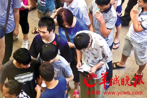 挎腰包的“黃?！狈职l(fā)一輪“任務(wù)”后，自己也開始整理“炒號”簽條