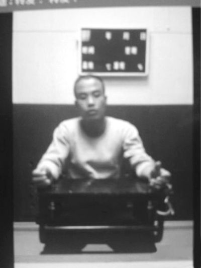 案發(fā)后,當?shù)卮迕駛儑^現(xiàn)場。網(wǎng)絡(luò)截圖 案發(fā)后,當?shù)卮迕駛儑^現(xiàn)場。網(wǎng)絡(luò)截圖