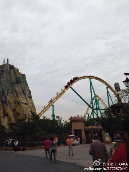 上海歡樂谷過山車發(fā)生故障,多位游客被卡在上面 上海歡樂谷過山車發(fā)生故障,多位游客被卡在上面