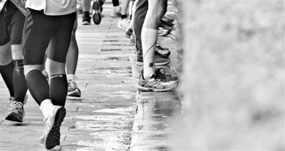 昨日，2013年北京馬拉松，因流動(dòng)廁所和公廁有限，很多選手都“就地解決”，地面上“水”流成河。