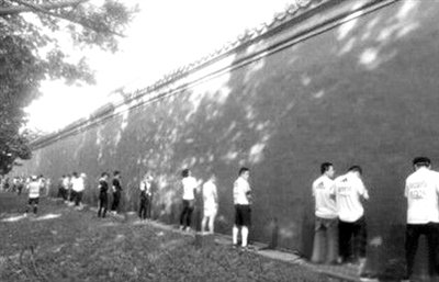 網(wǎng)友上傳的“北馬”選手集體“尿紅墻”圖片。