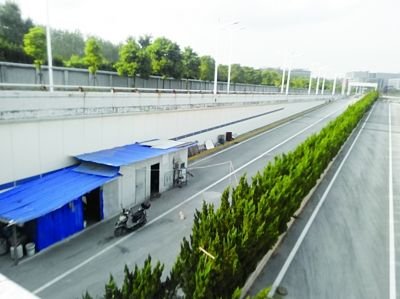 隧道內(nèi)堆放著大量生活用品。