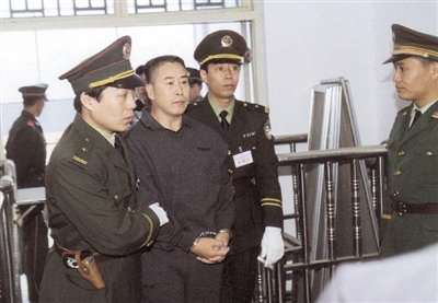 2000年9月30日，河南商丘，胡萬林被法警押上法庭。