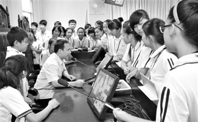 2013年5月30日，結(jié)合當(dāng)前國內(nèi)民眾普遍關(guān)注的“校長開房”、“強奸猥褻”等事件，廣西上思縣人民法院邀請中小學(xué)生到法院觀摩案件的庭審，提高他們的守法、維權(quán)意識。圖/IC