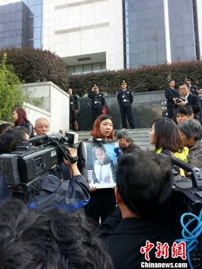 法院外，死者祁某的家人正在接受媒體采訪。 田雯 攝